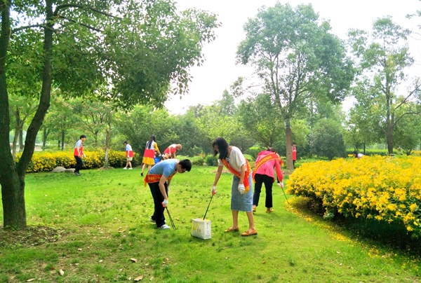 志愿者在公園清潔家園.jpg