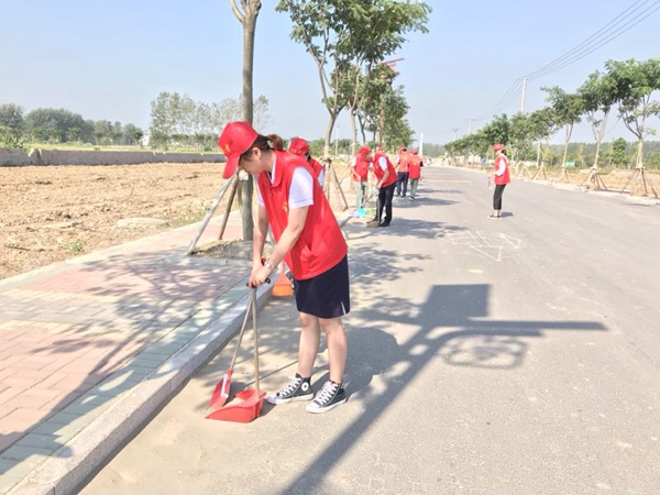 青年志愿者清理鄉(xiāng)村道路.jpg